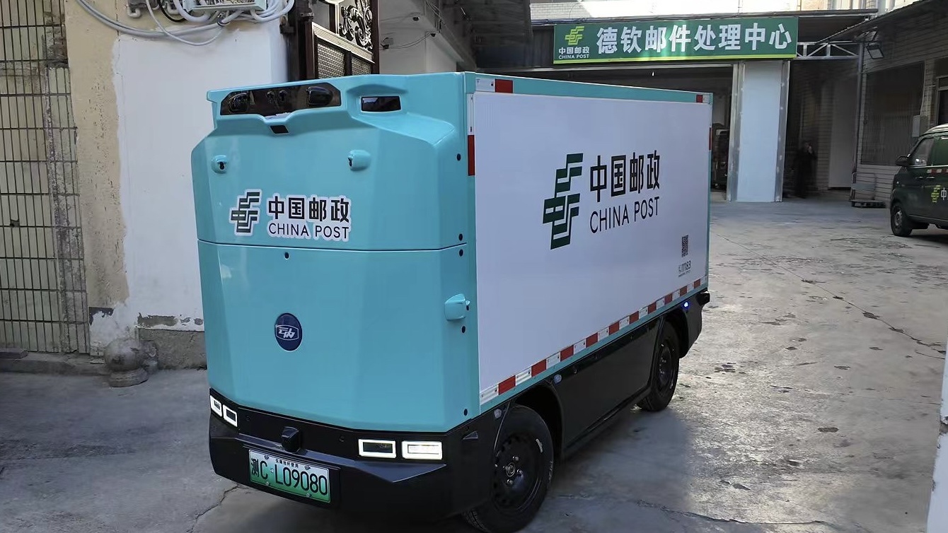 德钦县首辆邮政智能配送无人车投入运营，开启农产品智能物流装备销售新篇章